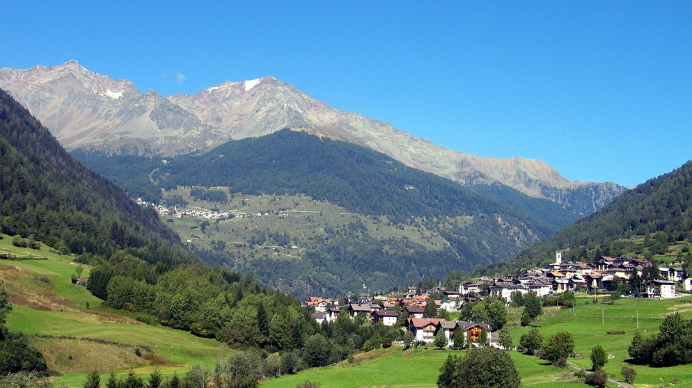 Blick auf die Ortschaft Celedizzo in der Provinz Trentino und auf südöstliche Ausläufer der Ortler-Gruppe.  | Bildquelle: picture-alliance/dpa